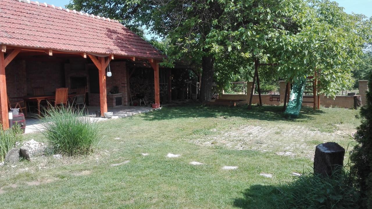 Penzion U Reky Vojkovice  エクステリア 写真